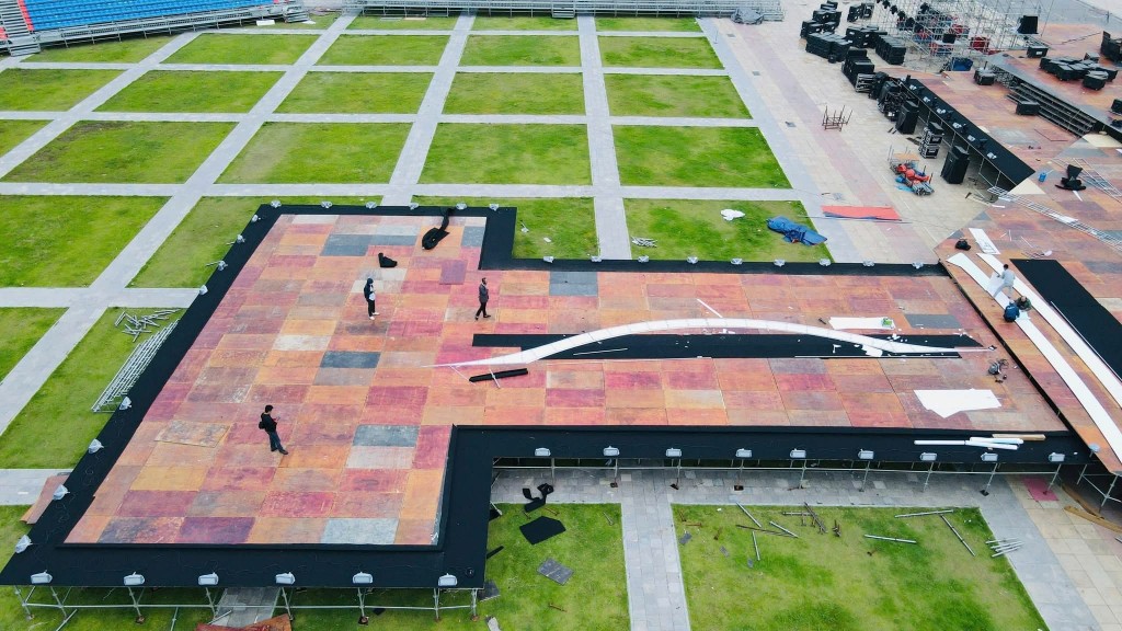 Sân khấu của “Hạ Long Concert 2025” được đầu tư công phu với quy mô hoành tráng bậc nhất từ trước đến nay tại Quảng Ninh.