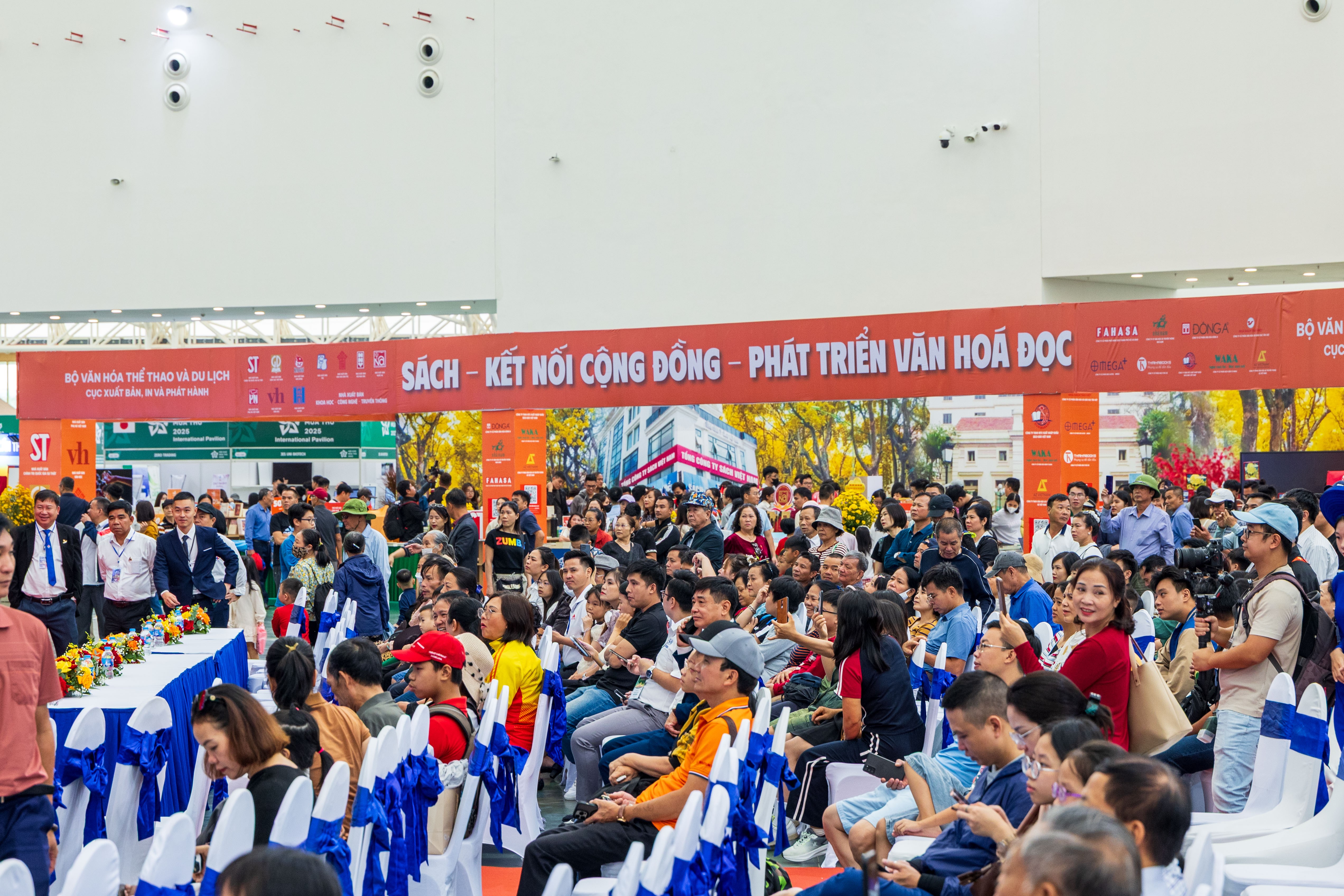 Hàng loạt sự kiện hấp dẫn trong ngày đầu tiên mở cửa Hàng loạt sự kiện hấp dẫn trong ngày đầu tiên mở cửa