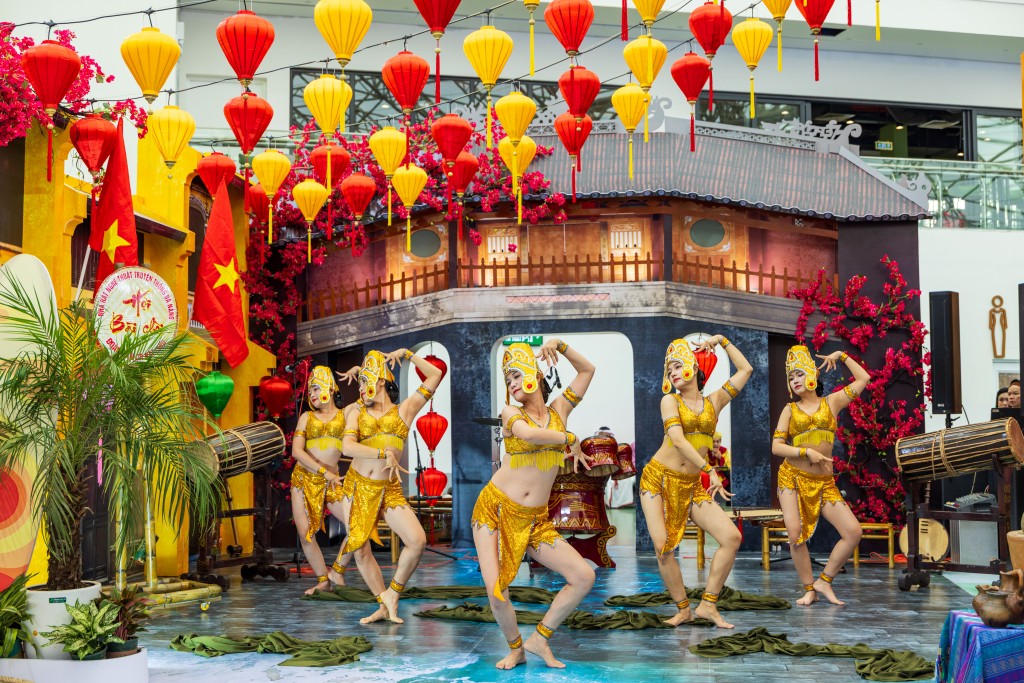 Hàng loạt sự kiện hấp dẫn trong ngày đầu tiên mở cửa Hàng loạt sự kiện hấp dẫn trong ngày đầu tiên mở cửa