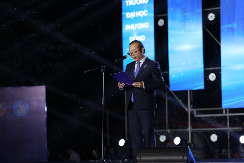 PGS.TS Nguyễn Hữu Cương – Hiệu trưởng Trường Đại học Phương Đông phát biểu chào mừng. Ông gửi gắm thông điệp: “Phương Đông là ngôi nhà của những ước mơ, nơi khơi dậy khát vọng và niềm tin vào tương lai PGS.TS Nguyễn Hữu Cương – Hiệu trưởng Trường Đại học Phương Đông phát biểu chào mừng. Ông gửi gắm thông điệp: “Phương Đông là ngôi nhà của những ước mơ, nơi khơi dậy khát vọng và niềm tin vào tương lai