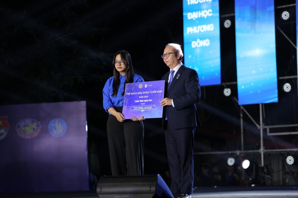 Đại diện Vietcombank Thăng Long trao học bổng và máy tính xách tay trị giá 20 triệu đồng – phần thưởng cho nỗ lực và tinh thần học tập của thế hệ mới Đại diện Vietcombank Thăng Long trao học bổng và máy tính xách tay trị giá 20 triệu đồng – phần thưởng cho nỗ lực và tinh thần học tập của thế hệ mới