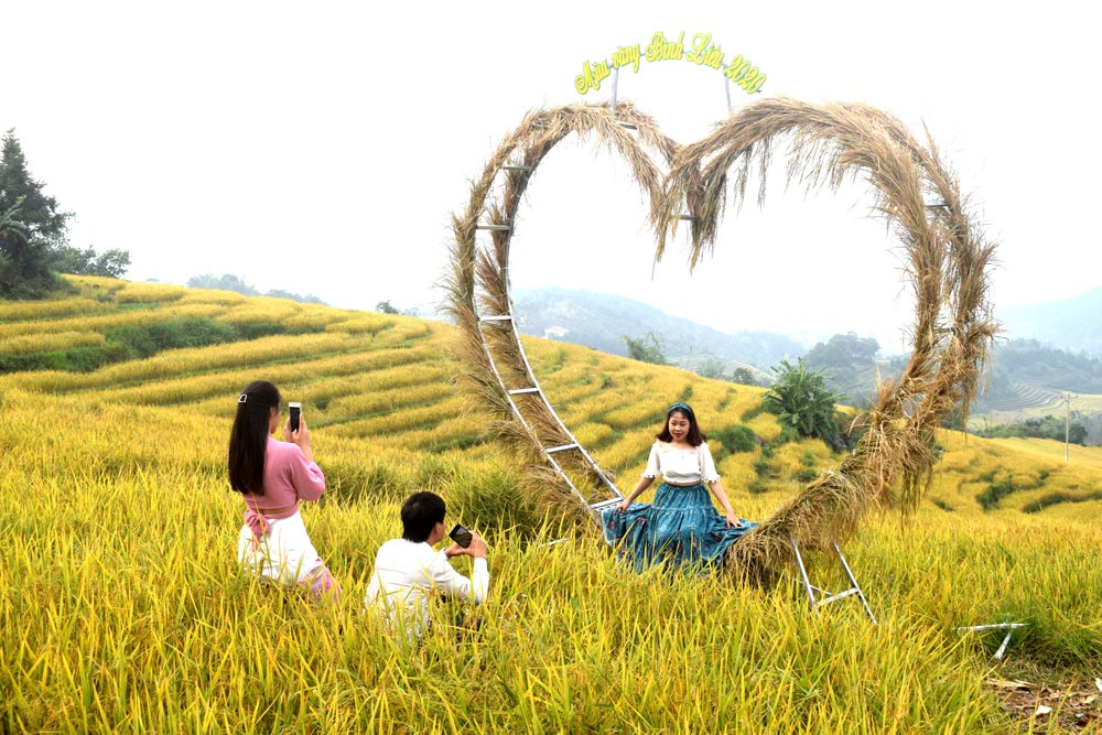 Du khách chụp ảnh lưu niệm tại ruộng bậc thang ở bản Ngàn Pạt, xã Lục Hồn.
