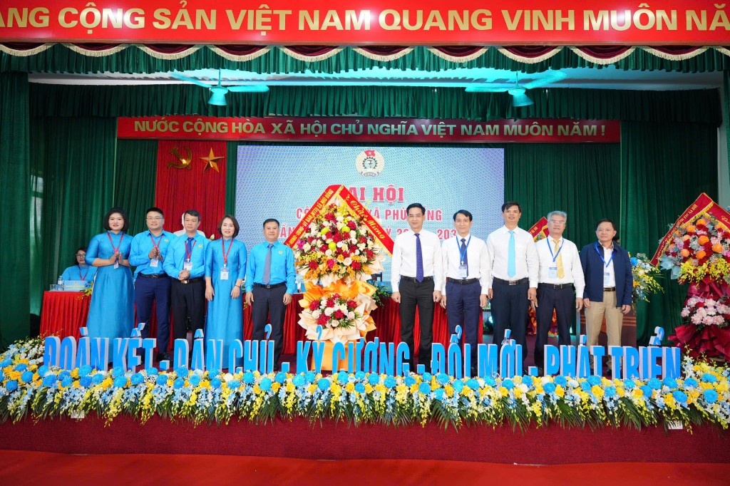 Xây dựng đội ngũ cán bộ công đoàn có trí tuệ, bản lĩnh, tâm huyết, trách nhiệm Xây dựng đội ngũ cán bộ công đoàn có trí tuệ, bản lĩnh, tâm huyết, trách nhiệm