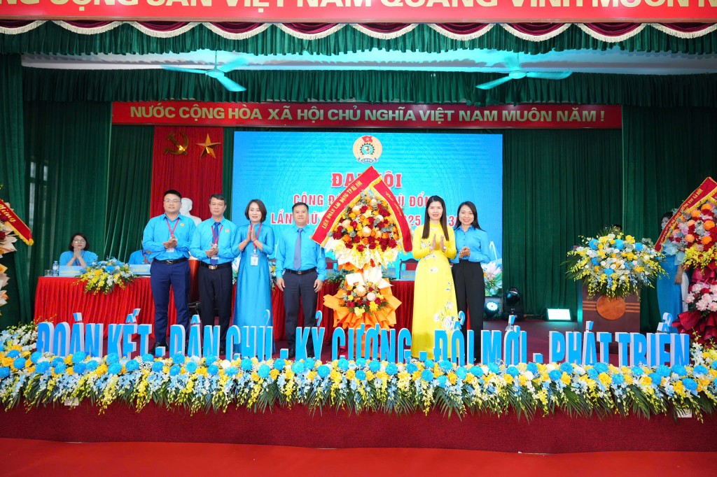 Xây dựng đội ngũ cán bộ công đoàn có trí tuệ, bản lĩnh, tâm huyết, trách nhiệm Xây dựng đội ngũ cán bộ công đoàn có trí tuệ, bản lĩnh, tâm huyết, trách nhiệm