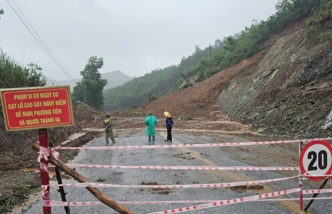 Đà Nẵng mưa lớn, Quốc lộ 14E bị cô lập do sạt lở