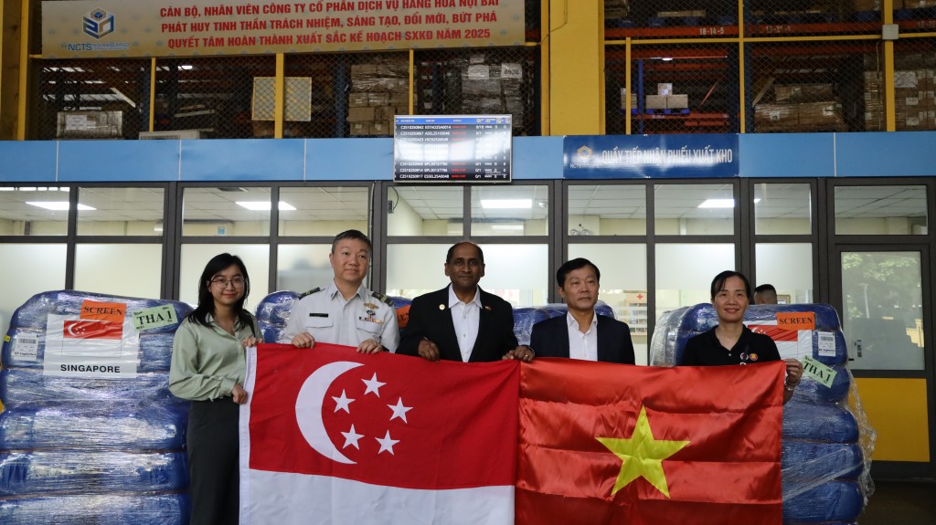 Tiếp nhận hàng viện trợ khẩn cấp của Singapore cho người dân vùng thiên tai tại Tuyên Quang Tiếp nhận hàng viện trợ khẩn cấp của Singapore cho người dân vùng thiên tai tại Tuyên Quang