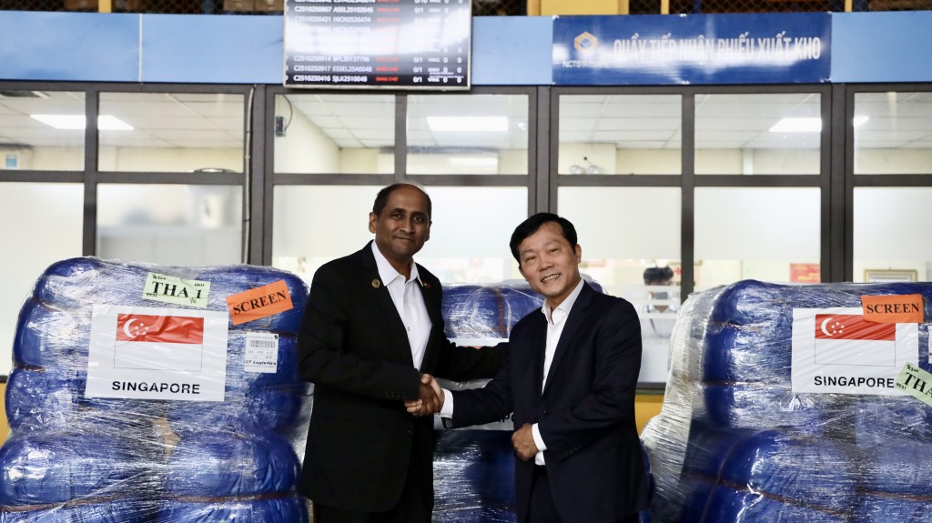 Tiếp nhận hàng viện trợ khẩn cấp của Singapore cho người dân vùng thiên tai tại Tuyên Quang Tiếp nhận hàng viện trợ khẩn cấp của Singapore cho người dân vùng thiên tai tại Tuyên Quang