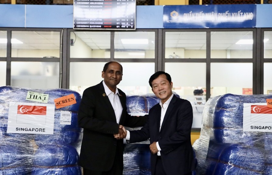 Tiếp nhận hàng viện trợ khẩn cấp của Singapore cho người dân vùng thiên tai tại Tuyên Quang