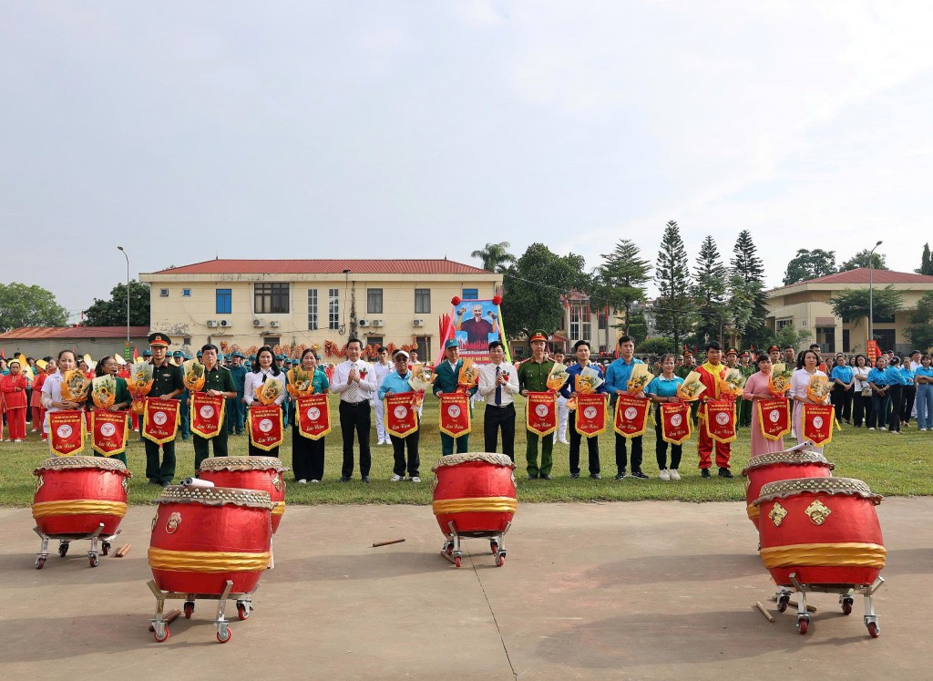 Lãnh đạo xã Xuân Mai tặng cờ cho các đội thi Lãnh đạo xã Xuân Mai tặng cờ cho các đội thi