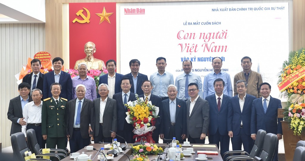 Ra mắt cuốn sách “Con người Việt Nam vào kỷ nguyên mới” của PGS, TS Nguyễn Hồng Vinh Ra mắt cuốn sách “Con người Việt Nam vào kỷ nguyên mới” của PGS, TS Nguyễn Hồng Vinh