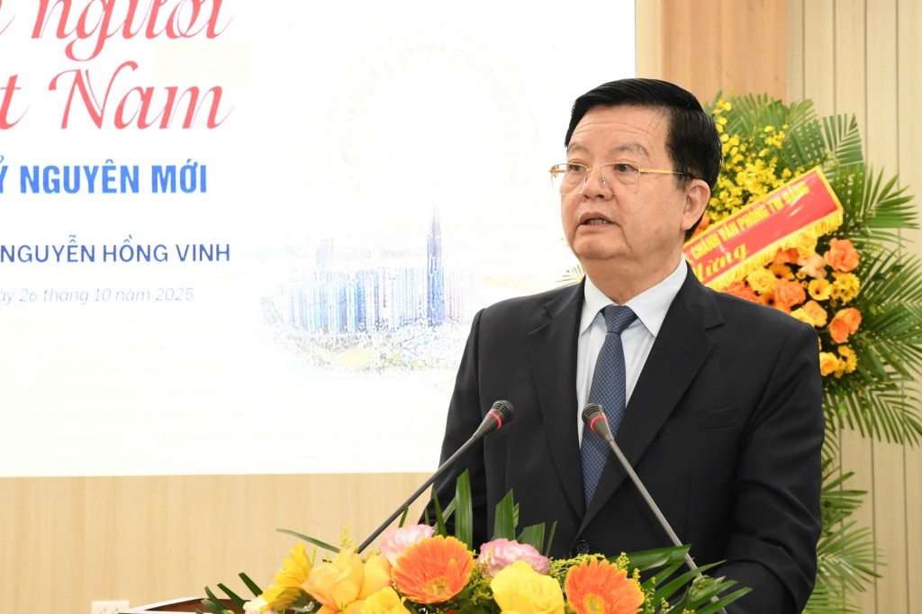Ra mắt cuốn sách “Con người Việt Nam vào kỷ nguyên mới” của PGS, TS Nguyễn Hồng Vinh Ra mắt cuốn sách “Con người Việt Nam vào kỷ nguyên mới” của PGS, TS Nguyễn Hồng Vinh
