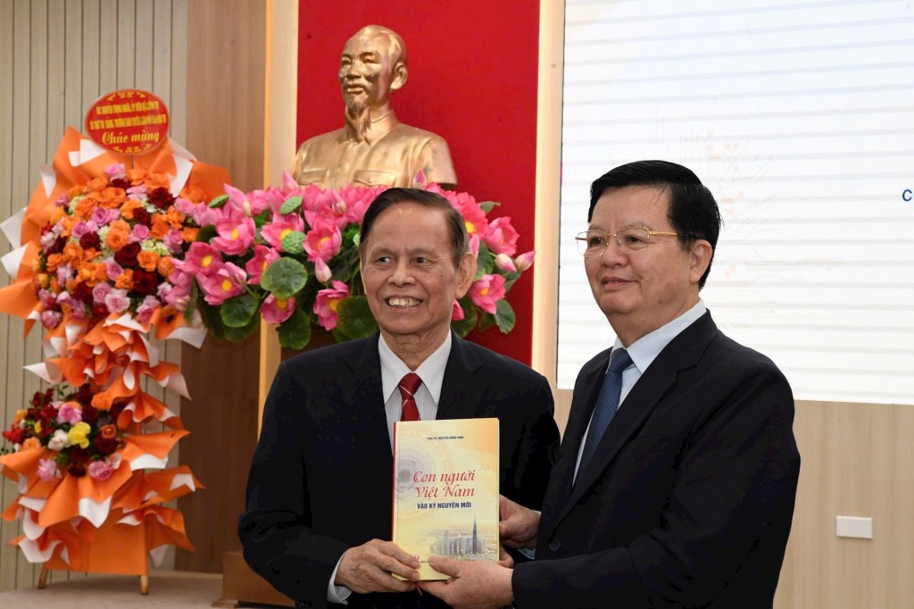 Ra mắt cuốn sách “Con người Việt Nam vào kỷ nguyên mới” của PGS, TS Nguyễn Hồng Vinh Ra mắt cuốn sách “Con người Việt Nam vào kỷ nguyên mới” của PGS, TS Nguyễn Hồng Vinh