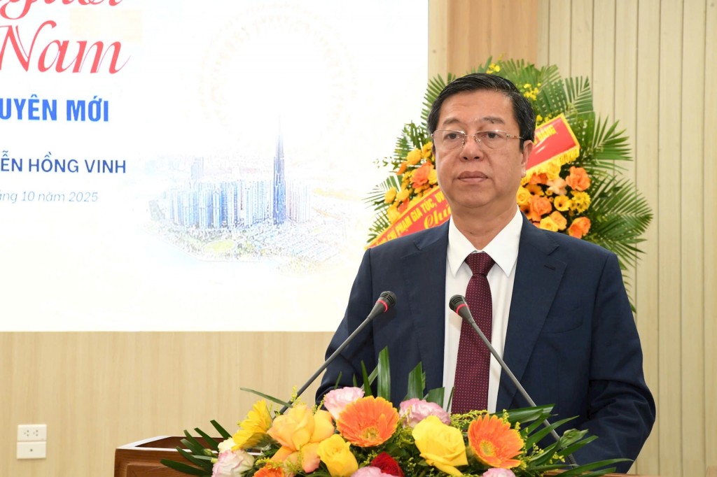 Ra mắt cuốn sách “Con người Việt Nam vào kỷ nguyên mới” của PGS, TS Nguyễn Hồng Vinh Ra mắt cuốn sách “Con người Việt Nam vào kỷ nguyên mới” của PGS, TS Nguyễn Hồng Vinh