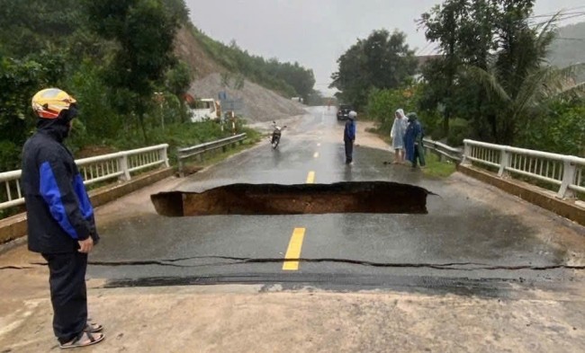 Đà Nẵng: Nước sông dâng cao, cầu Ca Da xuất hiện "hố tử thần"