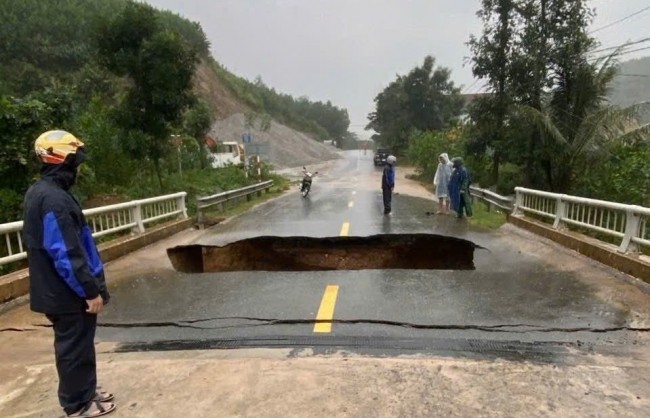 Đà Nẵng: Mưa lớn gây sạt lở nghiêm trọng cầu Ca Da trên QL24C