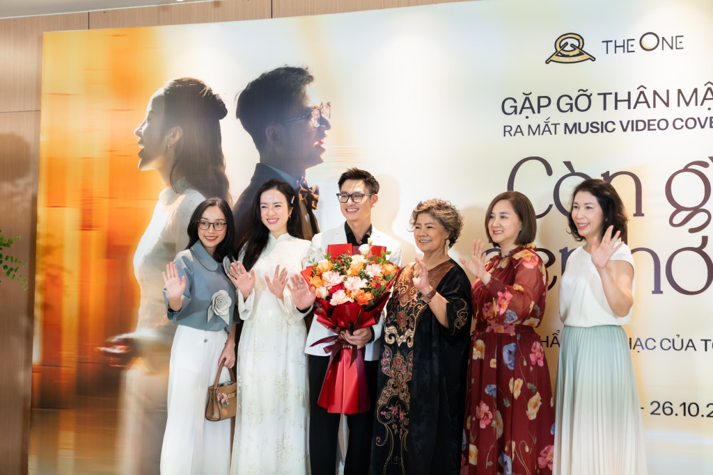 NSND Thanh Hoa chúc mừng buổi ra mắt MV của hai ca sĩ NSND Thanh Hoa chúc mừng buổi ra mắt MV của hai ca sĩ