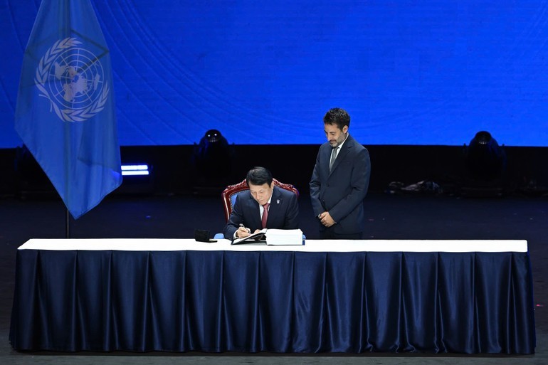 Bộ trưởng Công an Lương Tam Quang ký Công ước. (Ảnh: Thủy Nguyên) Bộ trưởng Công an Lương Tam Quang ký Công ước. (Ảnh: Thủy Nguyên)