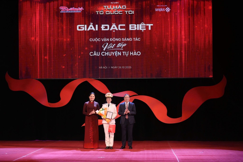 Ban Tổ chức trao Giải Đặc biệt được trao cho tác giả Phạm Thị Thi (Cà Mau)