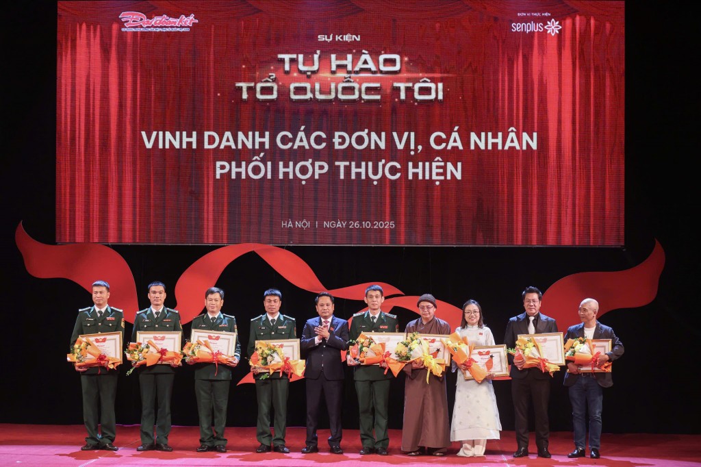 Tổng Biên tập Trương Thành Trung trao kỷ niệm chương và vinh danh các đơn vị phối hợp thực hiện chương trình