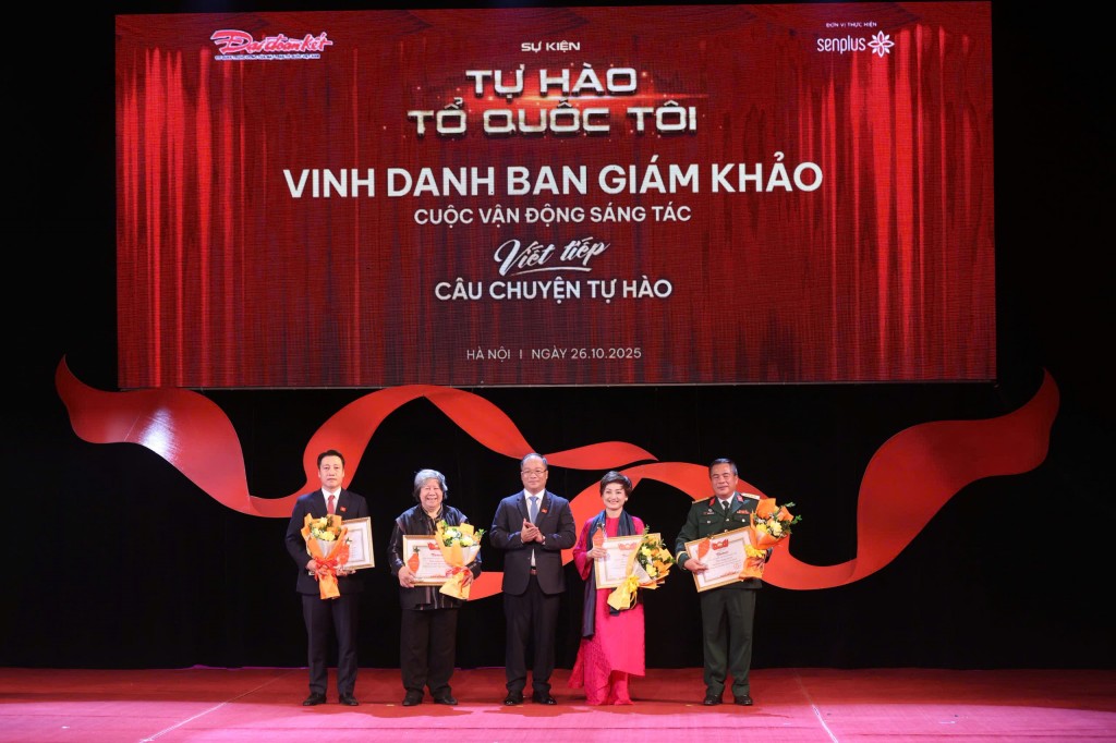 Ban Tổ chức vinh danh Ban Giám khảo