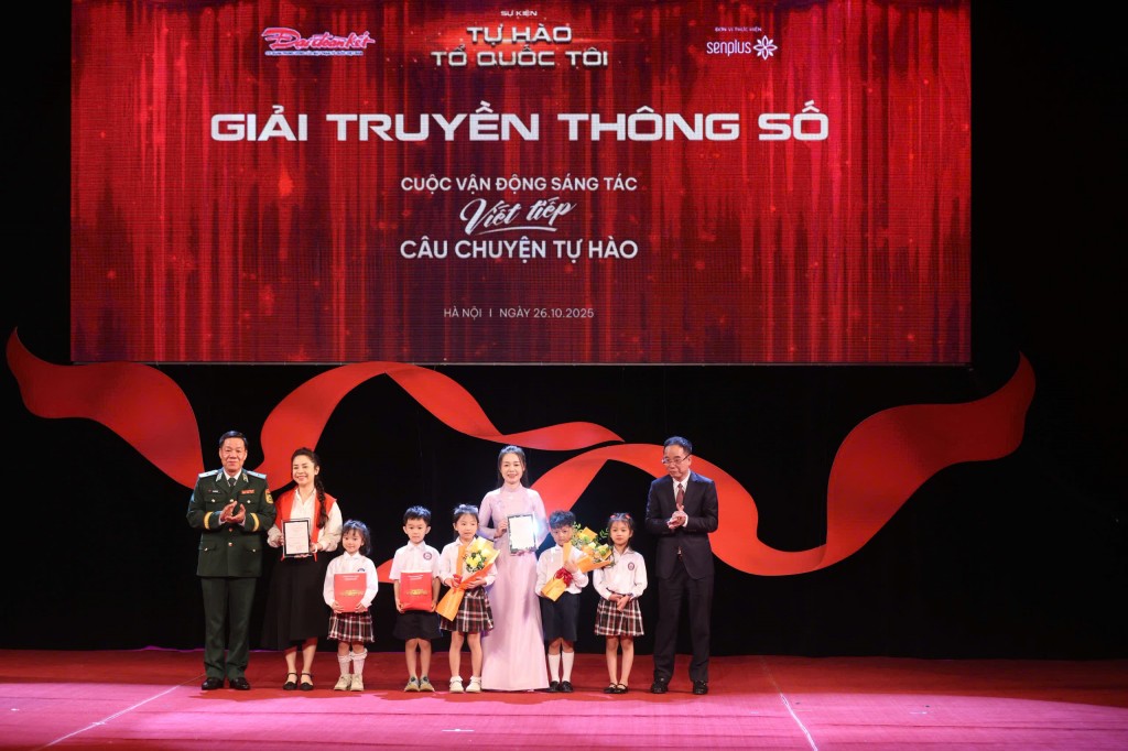 Ban Tổ chức trao giải Tập thể hạng mục Truyền thông số tới lớp 1D, Trường Tiểu học Chu Văn An A (Hà Nội)