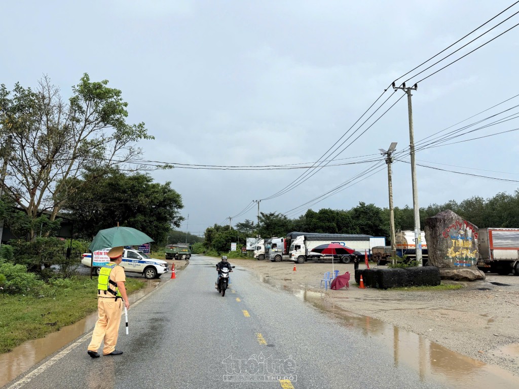 Tình trạng sạt lở trên đèo Lò Xo đang diễn biến phức tạp Tình trạng sạt lở trên đèo Lò Xo đang diễn biến phức tạp