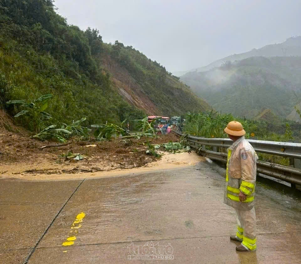 Tình trạng sạt lở trên đèo Lò Xo đang diễn biến phức tạp Tình trạng sạt lở trên đèo Lò Xo đang diễn biến phức tạp