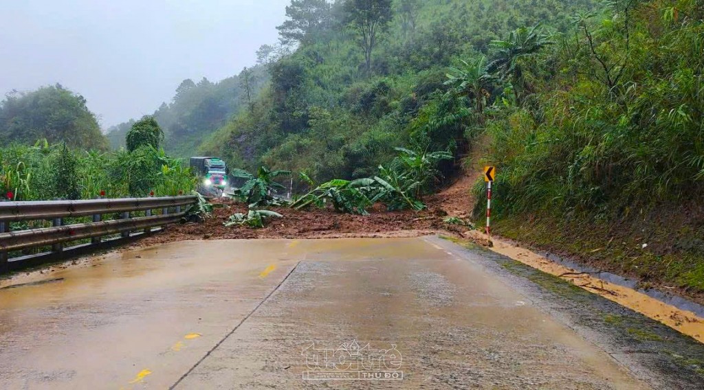 Tình trạng sạt lở trên đèo Lò Xo đang diễn biến phức tạp Tình trạng sạt lở trên đèo Lò Xo đang diễn biến phức tạp