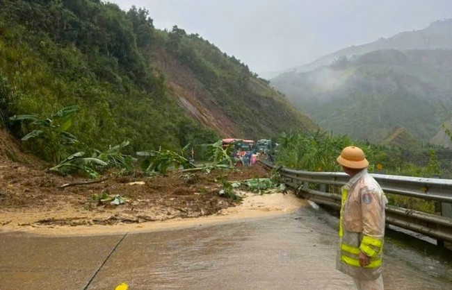 Tình trạng sạt lở trên đèo Lò Xo đang diễn biến phức tạp