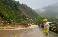 Tình trạng sạt lở trên đèo Lò Xo đang diễn biến phức tạp