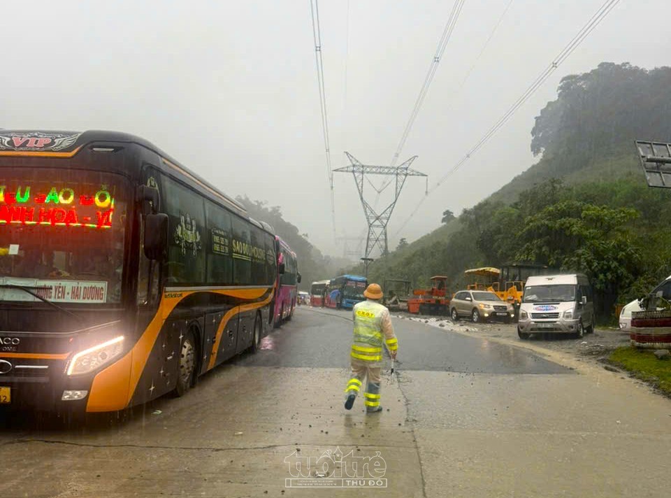 Tình trạng sạt lở trên đèo Lò Xo đang diễn biến phức tạp Tình trạng sạt lở trên đèo Lò Xo đang diễn biến phức tạp