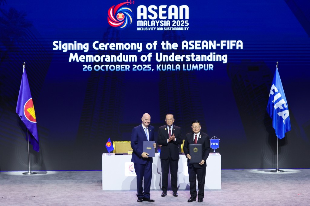 Thủ tướng chứng kiến lễ ký MoU giữa ASEAN - FIFA - Ảnh: VGP/Nhật Bắc