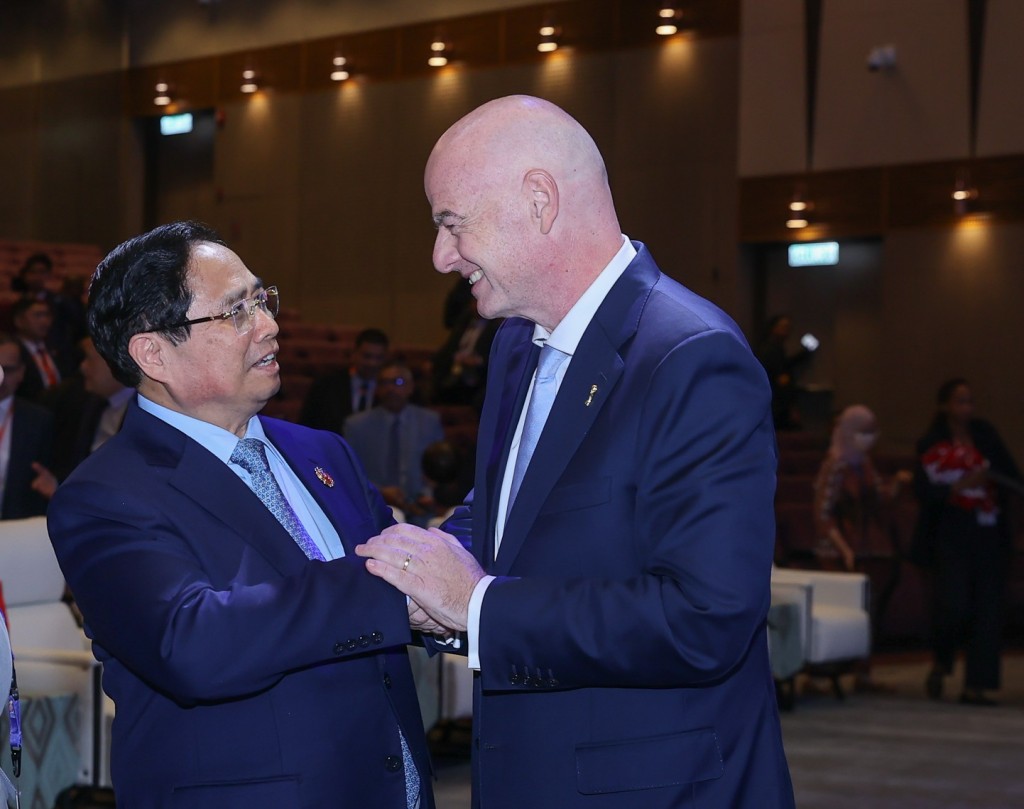 Thủ tướng Phạm Minh Chính gặp Chủ tịch Liên đoàn Bóng đá Thế giới (FIFA) Gianni Infantino - Ảnh: VGP/Nhật Bắc