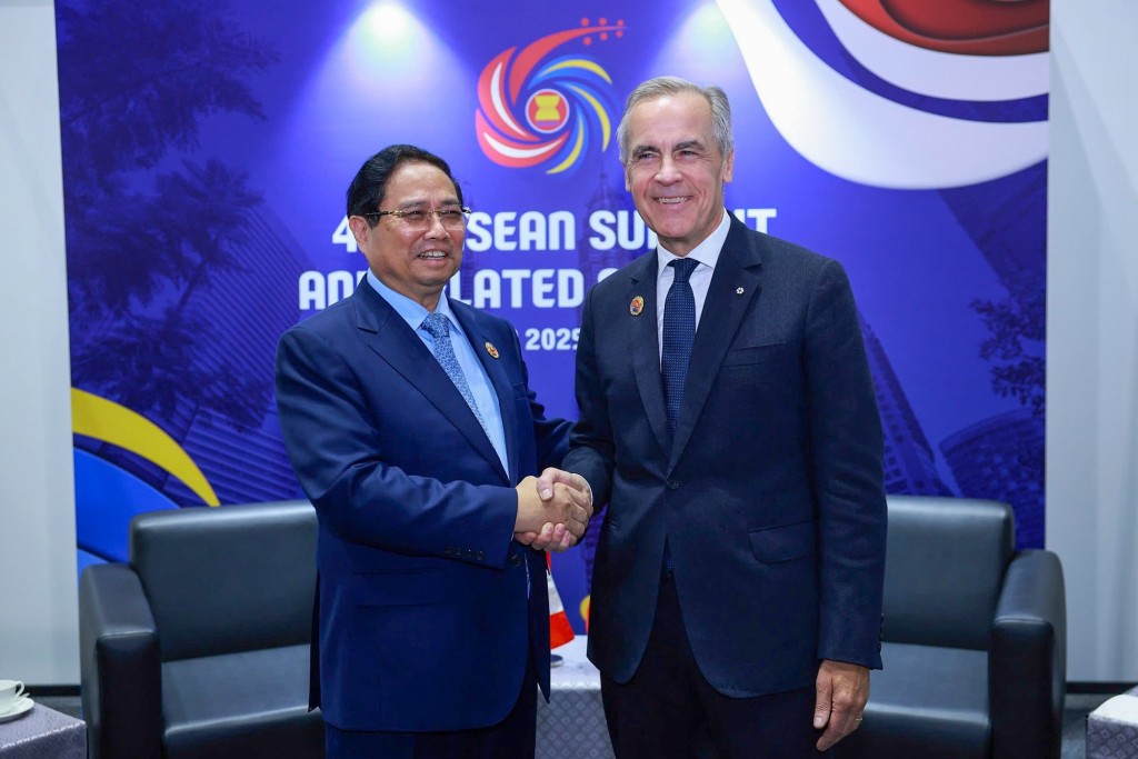 Thủ tướng Phạm Minh Chính gặp Thủ tướng Canada Mark Carney - Ảnh: VGP/Nhật Bắc