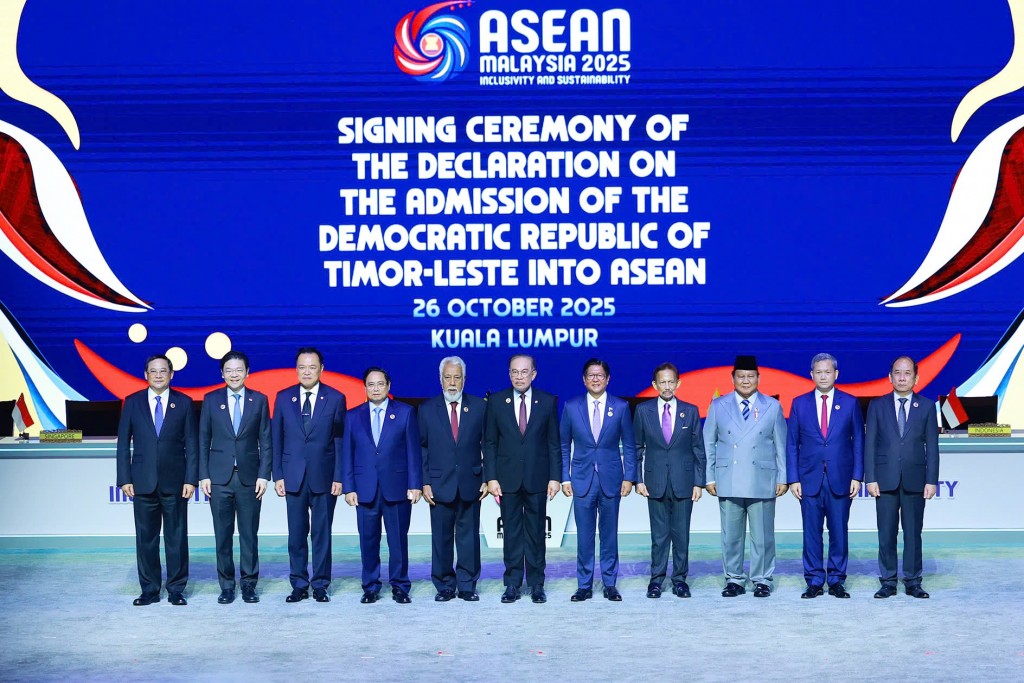 Lãnh đạo các nước ASEAN chứng kiến lễ ký tuyên bố về việc kết nạp Timor Leste vào ASEAN - Ảnh: VGP/Nhật Bắc