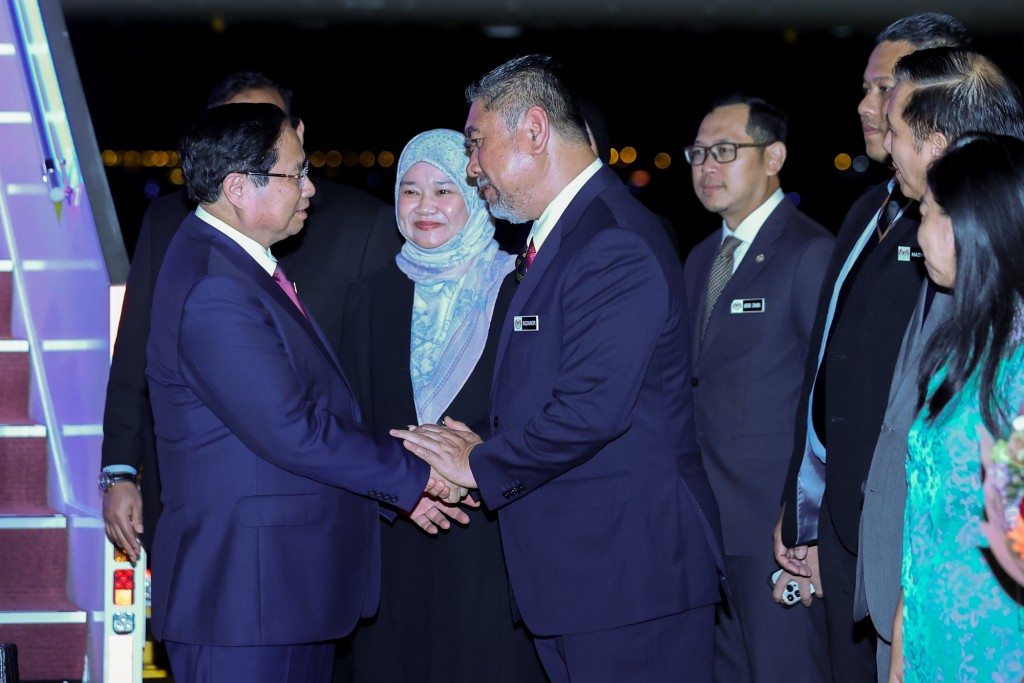 Đón Thủ tướng Phạm Minh Chính và Đoàn đại biểu Việt Nam tại sân bay quốc tế Kuala Lumpur, về phía Malaysia có Bộ trưởng Bộ Giáo dục Malaysia Fadhlina Sidek; Đại sứ Malaysia tại Việt Nam Dato' Tan Yang Thai; Cục trưởng Cục Lễ tân, Bộ Ngoại giao Malaysia; đại diện Văn phòng Thủ tướng - Ảnh: VGP/Nhật Bắc