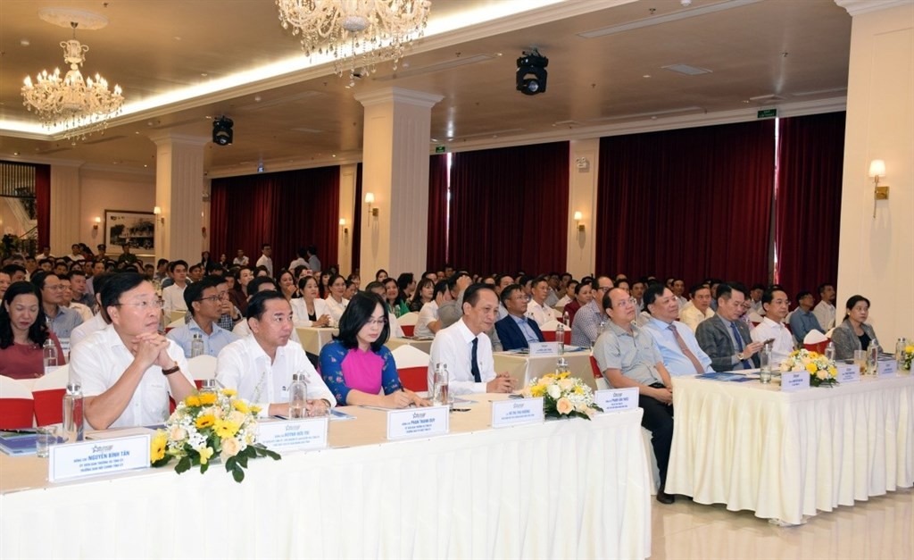 Tham dự và chỉ đạo Diễn đàn có các đồng chí: Nguyễn Hồ Hải, Bí thư Tỉnh ủy; Phạm Văn Thiều, Phó Bí thư Tỉnh ủy, Chủ tịch HĐND tỉnh; Phạm Thành Ngại, Phó Bí thư Tỉnh ủy, Chủ tịch UBND tỉnh; Hồ Thanh Thủy, Phó Bí thư Tỉnh ủy; cùng các đồng chí trong Ban Thường vụ Tỉnh ủy, lãnh đạo UBND tỉnh và gần 400 đại biểu là doanh nghiệp, nhà đầu tư trong và ngoài tỉnh. Tham dự và chỉ đạo Diễn đàn có các đồng chí: Nguyễn Hồ Hải, Bí thư Tỉnh ủy; Phạm Văn Thiều, Phó Bí thư Tỉnh ủy, Chủ tịch HĐND tỉnh; Phạm Thành Ngại, Phó Bí thư Tỉnh ủy, Chủ tịch UBND tỉnh; Hồ Thanh Thủy, Phó Bí thư Tỉnh ủy; cùng các đồng chí trong Ban Thường vụ Tỉnh ủy, lãnh đạo UBND tỉnh và gần 400 đại biểu là doanh nghiệp, nhà đầu tư trong và ngoài tỉnh.