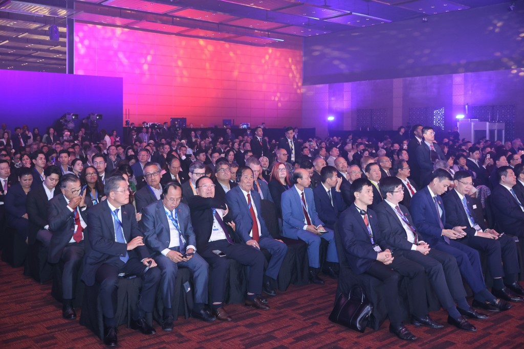 Các đại biểu dự phiên đối thoại cấp cao tại Hội nghị Thượng đỉnh Kinh doanh và Đầu tư ASEAN - Ảnh: VGP/Nhật Bắc