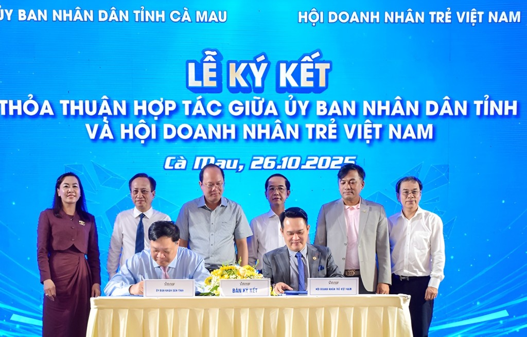 Các đồng chí lãnh đạo chứng kiến Chủ tịch UBND tỉnh Phạm Thành Ngại (bìa trái) và Chủ tịch Hội Doanh nhân trẻ Việt Nam Đặng Hồng Anh ký kết thỏa thuận hợp tác Các đồng chí lãnh đạo chứng kiến Chủ tịch UBND tỉnh Phạm Thành Ngại (bìa trái) và Chủ tịch Hội Doanh nhân trẻ Việt Nam Đặng Hồng Anh ký kết thỏa thuận hợp tác