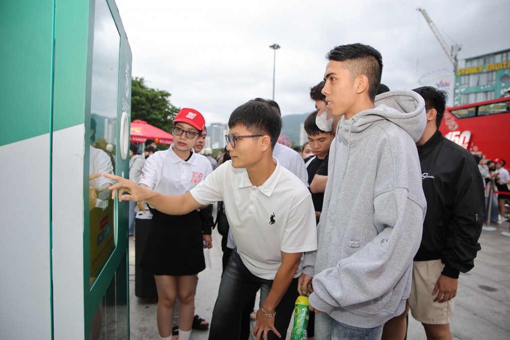 Người dân Quy Nhơn (thuộc Bình Định trước đây) tham gia trải nghiệm mô hình máy tái chế vỏ lon, chai. Người dân Quy Nhơn (thuộc Bình Định trước đây) tham gia trải nghiệm mô hình máy tái chế vỏ lon, chai.