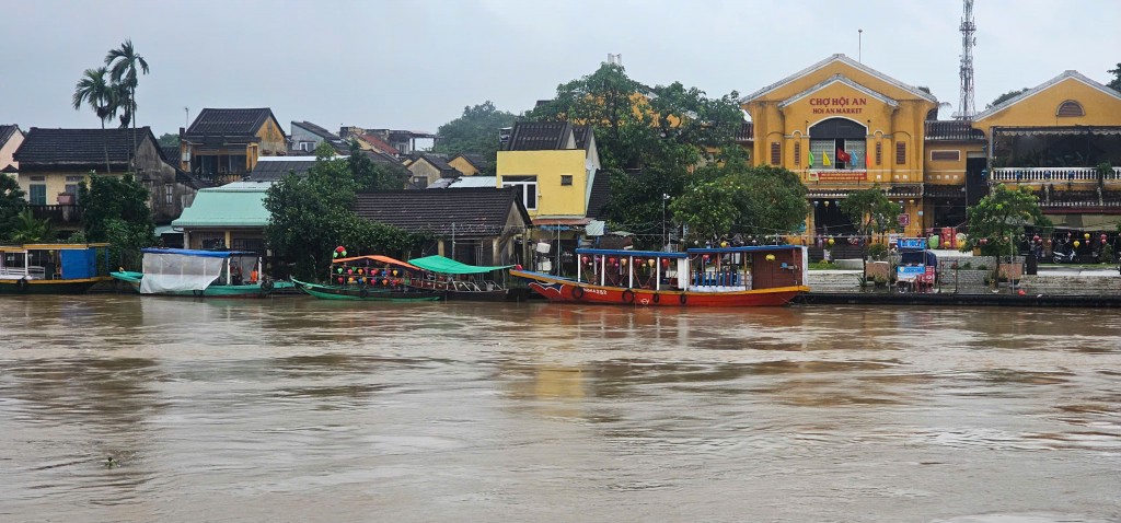 Lũ trên sông Vu Gia, Thu Bồn lên nhanh, nhiều khu vực ngập sâu