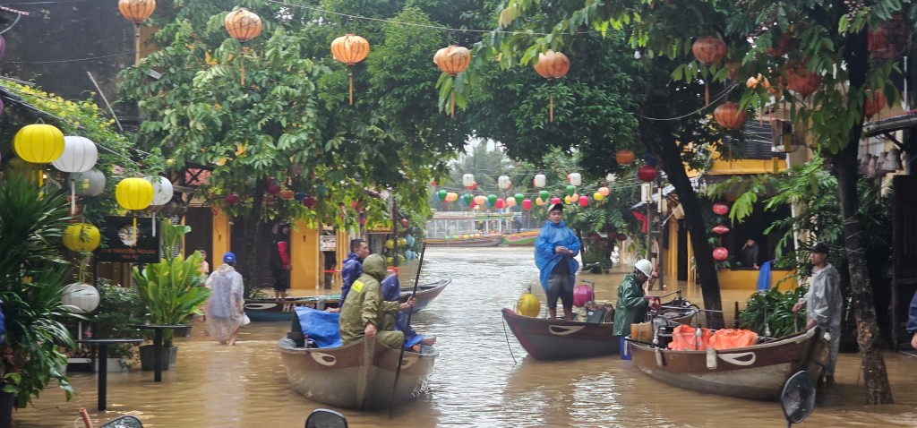 Lũ trên sông Vu Gia, Thu Bồn lên nhanh, nhiều khu vực ngập sâu