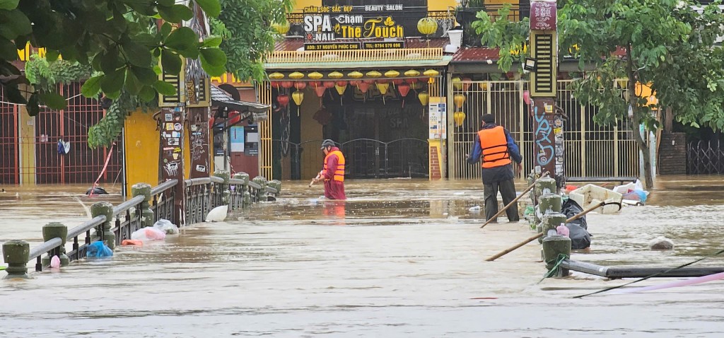 Lũ trên sông Vu Gia, Thu Bồn lên nhanh, nhiều khu vực ngập sâu