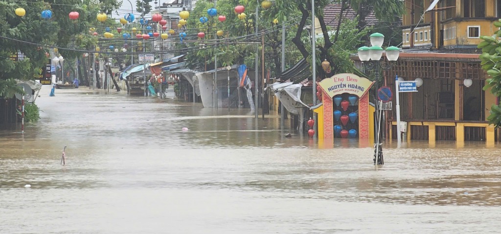 Lũ trên sông Vu Gia, Thu Bồn lên nhanh, nhiều khu vực ngập sâu