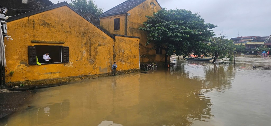 Lũ trên sông Vu Gia, Thu Bồn lên nhanh, nhiều khu vực ngập sâu