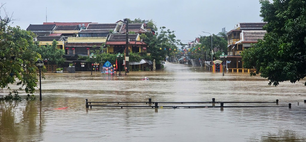 Lũ trên sông Vu Gia, Thu Bồn lên nhanh, nhiều khu vực ngập sâu
