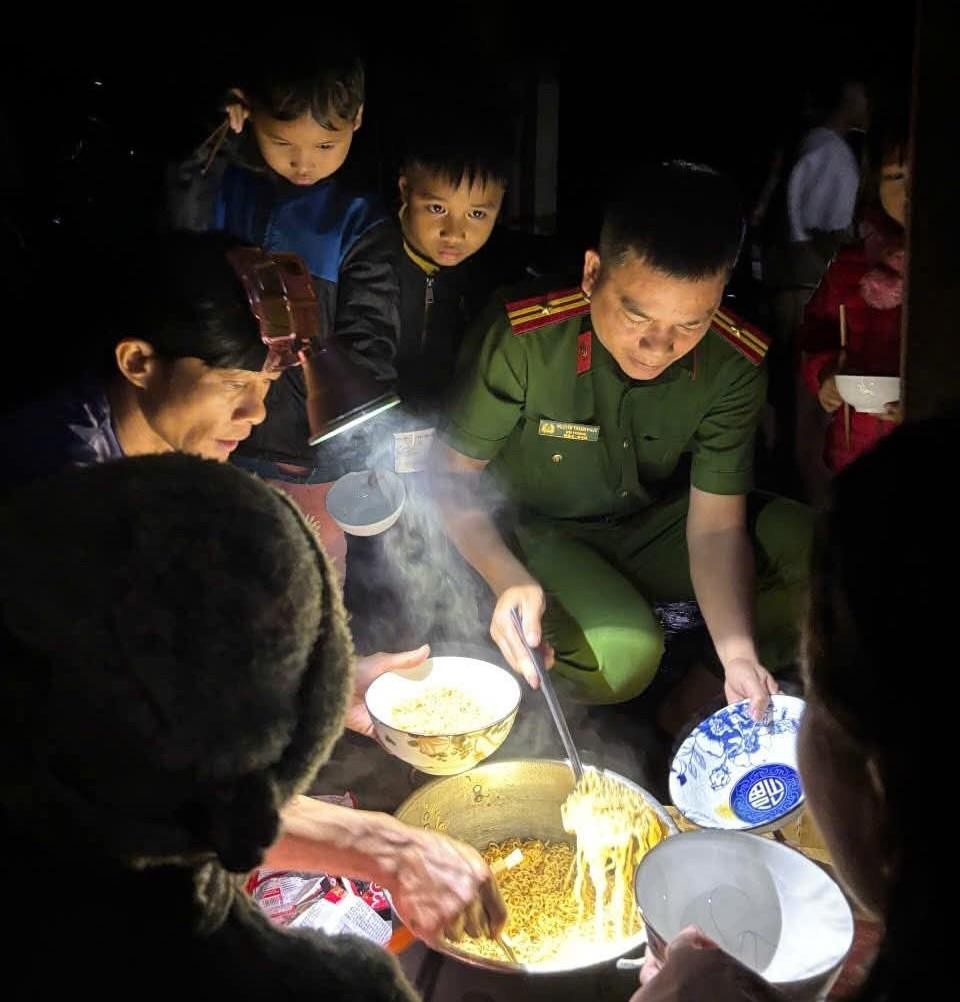 Hình ảnh cán bộ, chiến sĩ Công an xã Trà Leng nấu mì tôm phục vụ người dân sơ tán, mang đến bữa ăn bình dị nhưng chan chứa tình người giữa đêm mưa lũ.
