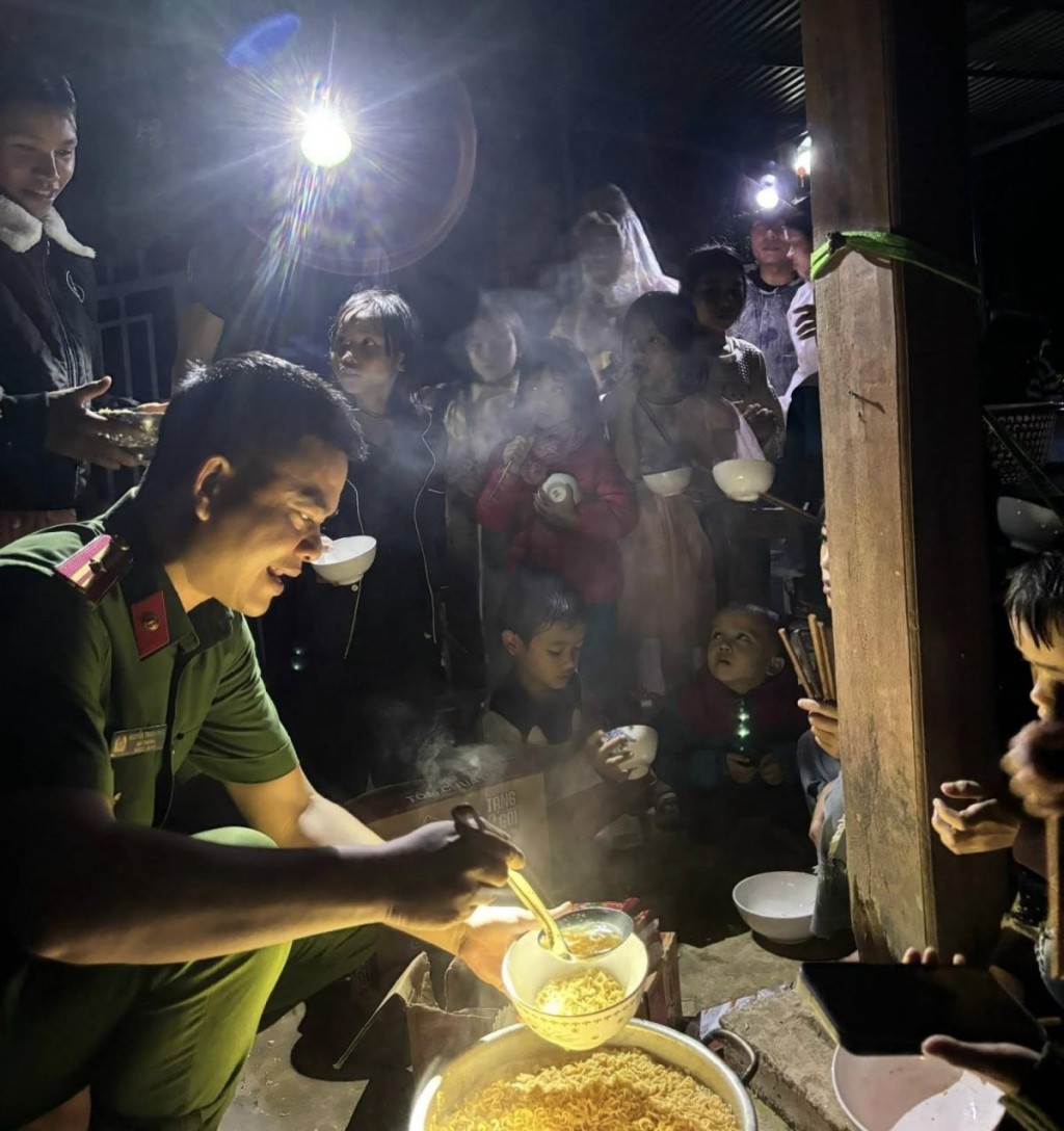 Bữa ăn giữa đêm mưa lũ, chan chứa tình người của cán bộ, chiến sĩ Công an xã Trà Leng dành cho người dân sơ tán.