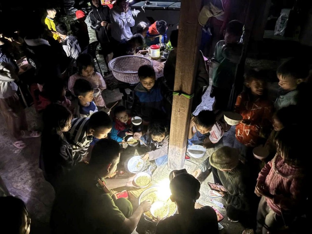 Bữa ăn tuy đơn sơ nhưng chan chứa tình người, giúp người dân Trà Leng sơ tán cảm thấy ấm lòng giữa mưa lũ.
