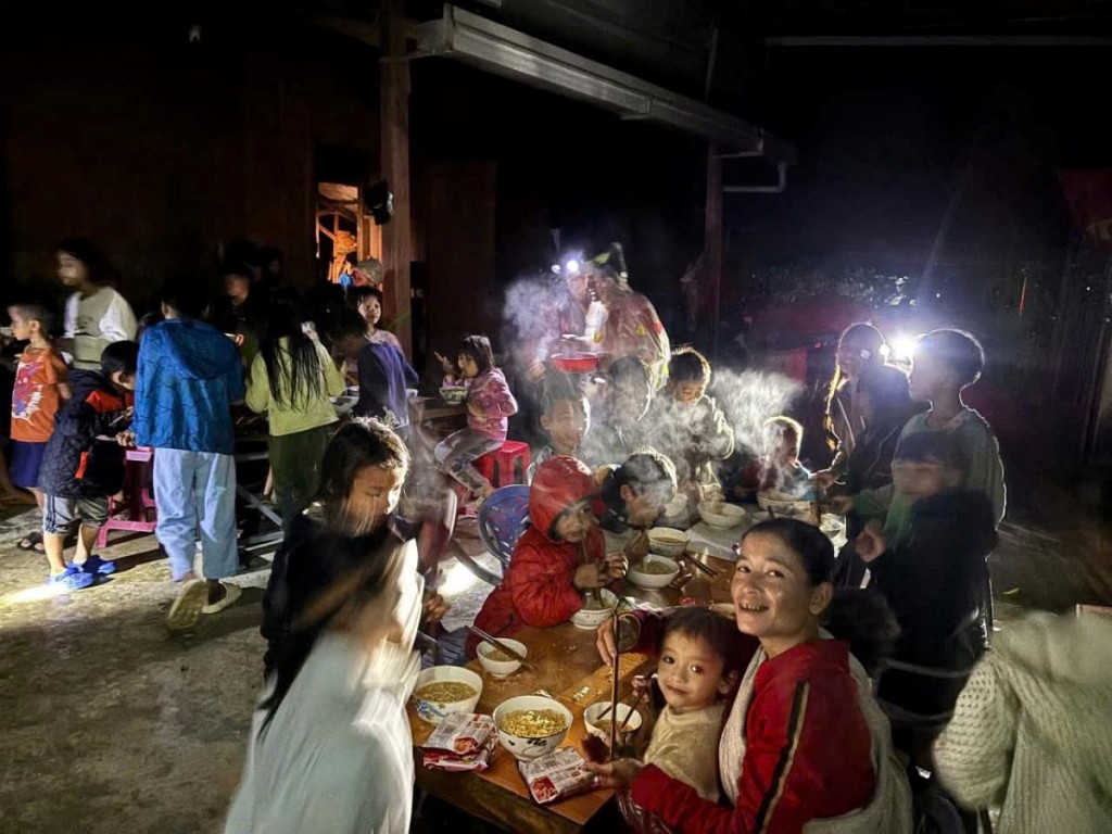 Công an xã Trà Leng chuẩn bị bữa tối, sưởi ấm người dân chạy lũ.